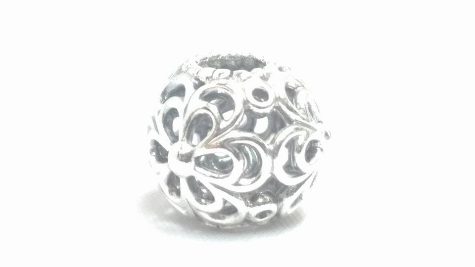 PANDORA PICKING DAISIES Charm Sterling Silver Comes With Little Gift Bag 790965